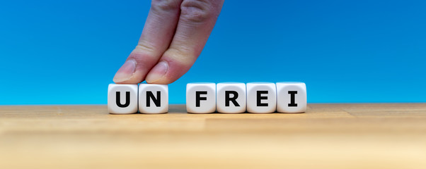 Zwei Finger schieben die Würfel mit den Buchstaben U und N zur Seite und verändern das aus...