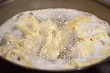 Préparation des bugnes