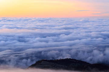 Mare di nuvole all'alba da Cima Grappa, Monte Grappa, Italia