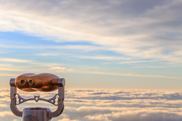Binocolo sopra le nuvole, Cima Grappa, Italia