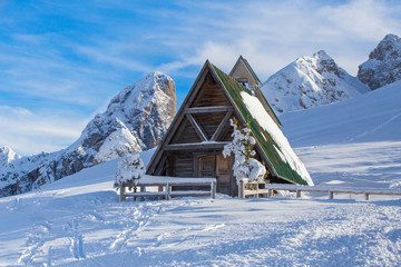 Chiesetta di montangna al Passo Giau con la neve, Dolomiti