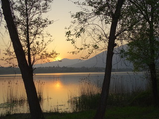 bel tramonto che si riflette sull'acqua calma del lago