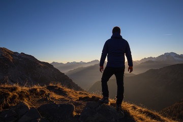 Escursionista in cima la vetta, silhouette in controluce, Dolomiti, Veneto