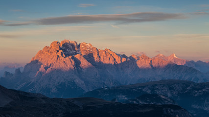 Fototapeta na wymiar Monte Cristallato all'alba, Enrosadira, Dolomiti