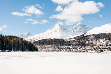 Fototapeta premium St. Moritz, St. Moritzersee, Oberengadin, Alpen, Piz Julier, Winter, Winterwanderweg, Wintersport, Graubünden, Schweiz