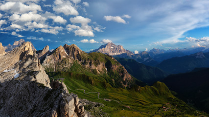 Fototapeta na wymiar Vista panoramica nelle Dolomiti, dalla cima del Monte Averau con vista verso il Monte Civetta, Cortina, Veneto,