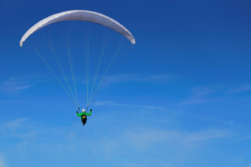 Parapendio in volo con sfondo il cielo azzurro