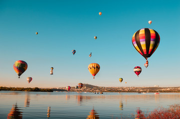 Globos aerostáticos sobre laguna