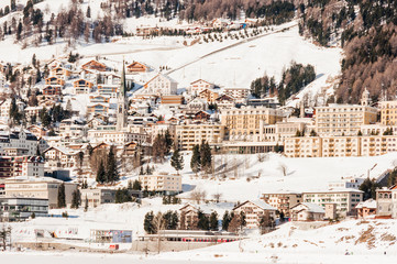 Fototapeta premium St. Moritz, Dorf, Kirche, St. Moritzersee, Corviglia, Alpen, Oberengadin, Winter, Wintersport, Graubünden, Schweiz
