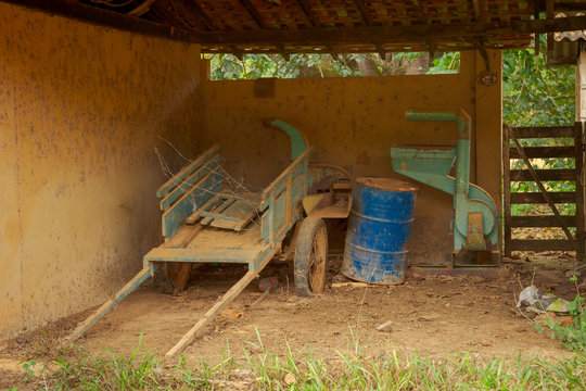 Gagarem de pequena propriedade rural em Guarani, Minas Gerais, com equipamentos e charrete abandonada