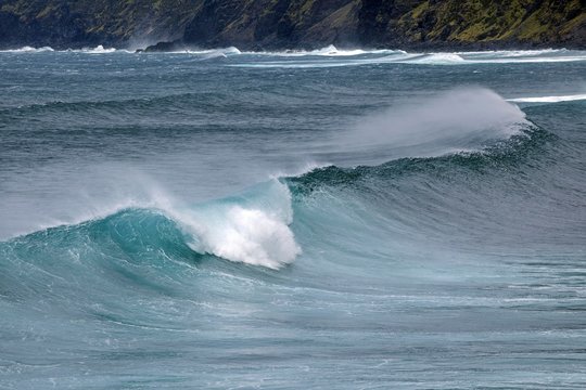 Waves, strong swell, spray, Baia da Ribeira das Cabras, island of Faial, Azores, Portugal, Europe