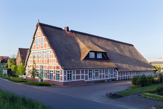 Altlander farmhouse from 1712, half-timbered house with thatched roof, Estebrugge, Jork, Altes Land, Lower Saxony, Germany, Europe
