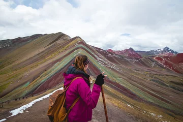 Foto auf Acrylglas Vinicunca Frau, die nach einer langen Wanderung den Blick auf Vinicunca (Regenbogenberg) betrachtet.