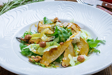 salad with pear and blue cheese