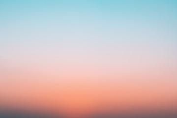 Abstracte gradiëntzonsopgang aan de hemel met blauwe en oranje natuurlijke achtergrond.