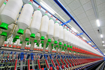Spinning machinery parts and cotton yarn in the factory