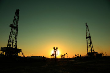 Obraz premium Oil drilling derrick in oilfield