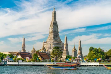 Photo sur Plexiglas Lieu de culte Temple de l& 39 aube Wat Arun avec point de repère touristique de la rivière Chao Praya à Bangkok