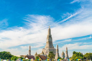 Naklejka premium Temple of dawn Wat Arun with Chao Praya river sightseeing landmark of Bangkok
