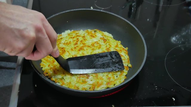 male cooks Hasch Browns R&radic;&part;sti Kochen