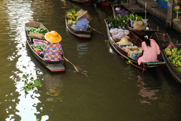 Fototapeta na wymiar Traditional floating market of Damnoen Saduak with food and drink goods tourist attraction