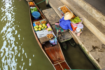 Fototapeta na wymiar Traditional floating market of Damnoen Saduak with food and drink goods tourist attraction