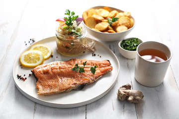 Pstrąg z rusztu z pieczonymi ziemniakami i surówką. © foodandcook