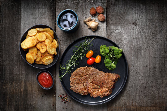 Grillowany stek z kark&oacute;wki.  Karczek barbecue podany z pieczonymi ziemniakami.
