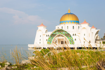 Fototapeta na wymiar Melaka centrlal masjid selat in the sea