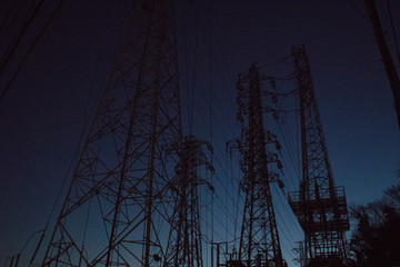 夜に浮かぶ送電線のシルエット