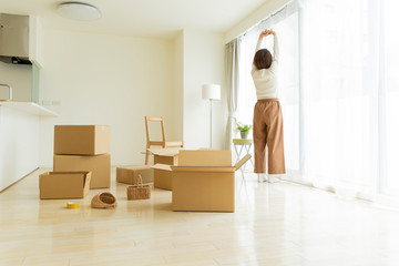 引越し作業中の女性