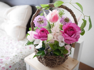 ベッドと花飾り