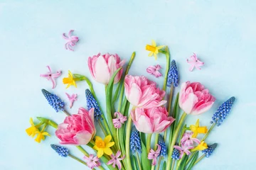 Fototapete Bouquet von schönen Frühlingsblumen auf pastellblauer Tischplattenansicht. Grußkarte zum Internationalen Frauentag. Flach liegen. © juliasudnitskaya