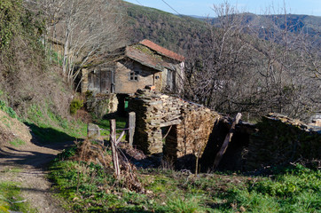 Casas antiguas abandonas y en ruinas en la montaña ourensana. Galicia, España.