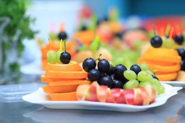 close up.apples, oranges and grapes on a plate