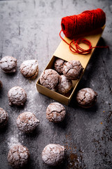 Whoopie pie. Apetyczne domowe wypieki na kuchennym blacie.