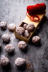 Czekoladowe makaroniki. Apetyczne domowe wypieki na kuchennym blacie.