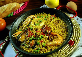 Imagen de una paella de marisco.