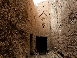 Gasse zwischen den Kasbahs - Alte Gemäuer in Marokko