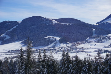 Skiort Ellmau an schönen Wintertag im Schnee