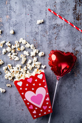 Kino dla zakochanych. Święto zakochanych, popcorn i serduszka © JacZia