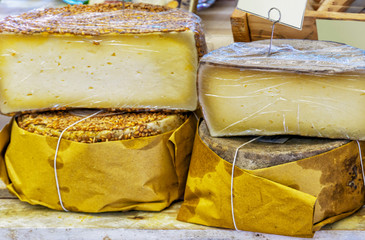 Käsespezialitäten im italienischen Dorfladen