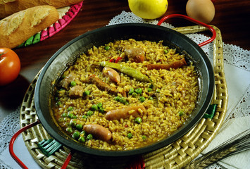 Imagen de una paella de marisco, carne y verduras.