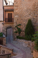 Fototapeta na wymiar gewundene Gasse mit Stadttor in Albarracín