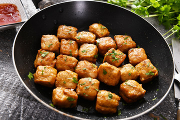 Small meat squares from the pan