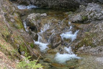 potok, małe wodospady w górach