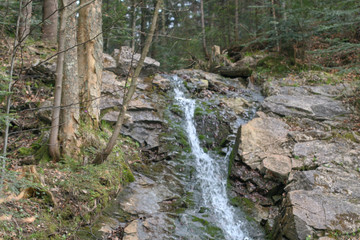 potok, małe wodospady w górach
