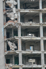 rozbiórka starej fabryki duży gmach budynek warszawa