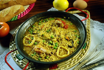 Imagen de una paella mixta con arroz, marisco y carne.