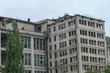 Fototapeta na wymiar rozbiórka starej fabryki duży gmach budynek warszawa